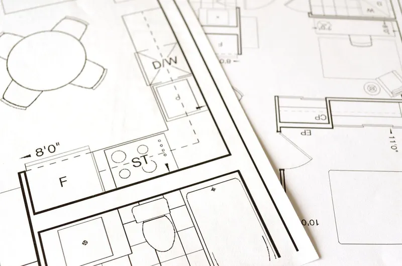 Planuri de apartament întinse pe masă