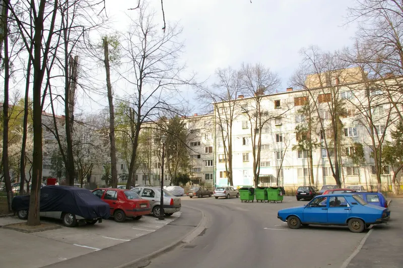 Blocuri vechi și copaci crescuți în cartierul Balta Albă – Titan