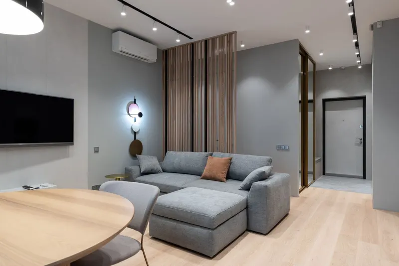Living modern într-un apartament nou, cu finisaje actuale