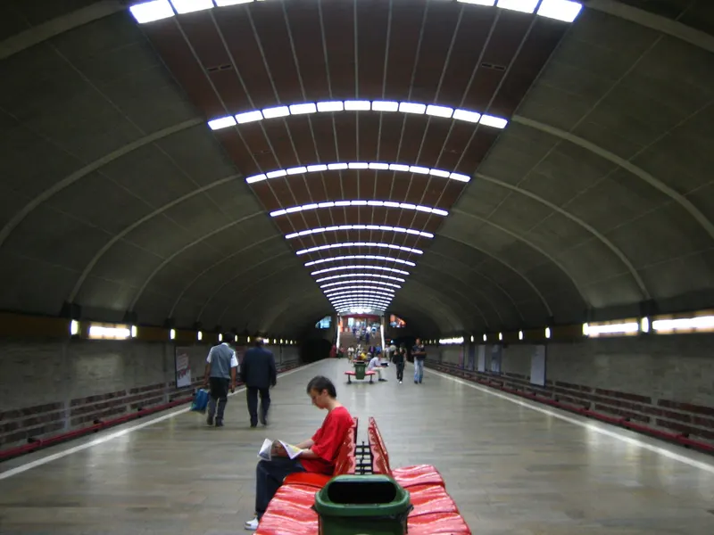 Peronul stației de metrou Titan