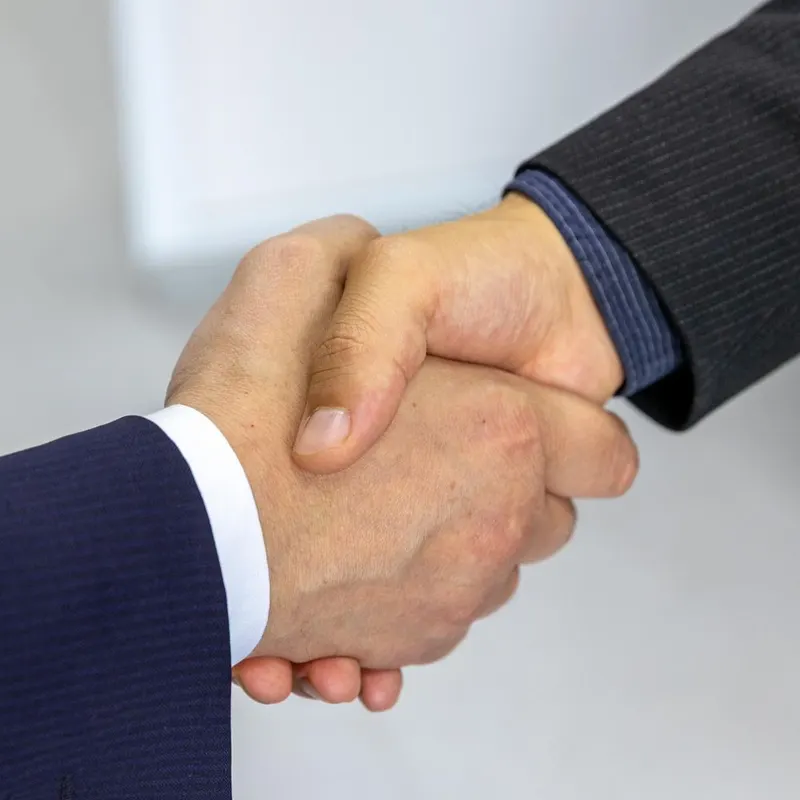 Strângere de mână după acceptarea ofertei