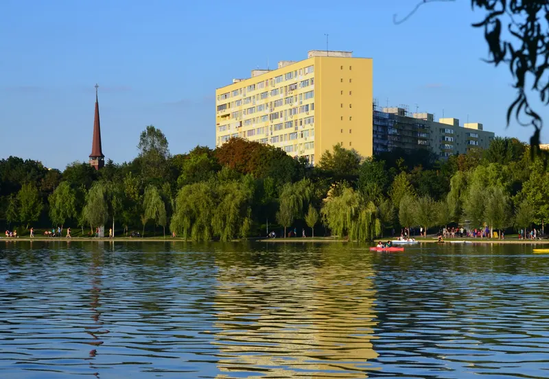 Aleile parcului IOR, spațiul verde central al Titanului